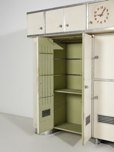 LATIS GUSTAVO (1920-2016) & VITO (1912-1996) : Grande credenza da cucina con parte inferiore a otto stipi dei quali i laterali di forma semicircolare con fronte grissinato. parte superiore a sette ante con orologio nella vano centrale  - Asta Asta 516 | DESIGN E ARTI DECORATIVE DEL NOVECENTO Online - Associazione Nazionale - Case d'Asta italiane
