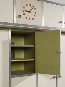 LATIS GUSTAVO (1920-2016) & VITO (1912-1996) : Grande credenza da cucina con parte inferiore a otto stipi dei quali i laterali di forma semicircolare con fronte grissinato. parte superiore a sette ante con orologio nella vano centrale  - Asta Asta 516 | DESIGN E ARTI DECORATIVE DEL NOVECENTO Online - Associazione Nazionale - Case d'Asta italiane