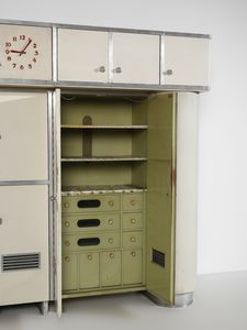 LATIS GUSTAVO (1920-2016) & VITO (1912-1996) : Grande credenza da cucina con parte inferiore a otto stipi dei quali i laterali di forma semicircolare con fronte grissinato. parte superiore a sette ante con orologio nella vano centrale  - Asta Asta 516 | DESIGN E ARTI DECORATIVE DEL NOVECENTO Online - Associazione Nazionale - Case d'Asta italiane