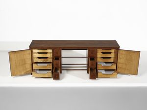 MANIFATTURA FIORENTINA : Grande scrivania con due corpi laterali a cassettini e stipo celante cassetti e decorato con motivo floreale intagliato  - Asta Asta 516 | DESIGN E ARTI DECORATIVE DEL NOVECENTO Online - Associazione Nazionale - Case d'Asta italiane