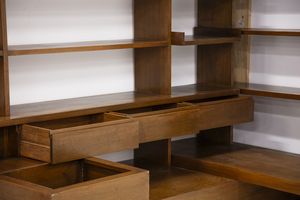 MANIFATTURA ITALIANA : Grande libreria angolare con ripiani, stipi e cassetti  - Asta Asta 516 | DESIGN E ARTI DECORATIVE DEL NOVECENTO Online - Associazione Nazionale - Case d'Asta italiane