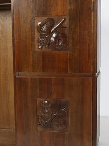 GAMBERINI ITALO : attribuito. Armadio a due ante decorate con motivi floreale e animali intagliati  - Asta Asta 516 | DESIGN E ARTI DECORATIVE DEL NOVECENTO Online - Associazione Nazionale - Case d'Asta italiane