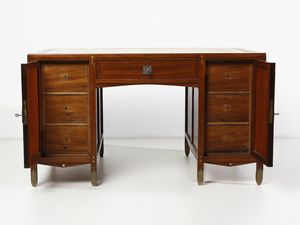 ZEN PIERO (1879 - 1950) : Scrivania Liberty decorata con intarsi a due stipi laterali celanti cassetti e cassetto centrale  - Asta Asta 516 | DESIGN E ARTI DECORATIVE DEL NOVECENTO Online - Associazione Nazionale - Case d'Asta italiane