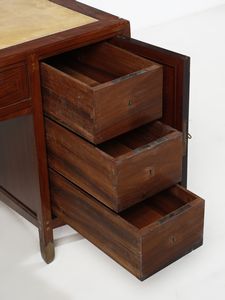 ZEN PIERO (1879 - 1950) : Scrivania Liberty decorata con intarsi a due stipi laterali celanti cassetti e cassetto centrale  - Asta Asta 516 | DESIGN E ARTI DECORATIVE DEL NOVECENTO Online - Associazione Nazionale - Case d'Asta italiane