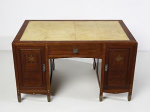 ZEN PIERO (1879 - 1950) : Scrivania Liberty decorata con intarsi a due stipi laterali celanti cassetti e cassetto centrale  - Asta Asta 516 | DESIGN E ARTI DECORATIVE DEL NOVECENTO Online - Associazione Nazionale - Case d'Asta italiane