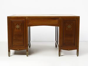 ZEN PIERO (1879 - 1950) : Scrivania Liberty decorata con intarsi a due stipi laterali celanti cassetti e cassetto centrale  - Asta Asta 516 | DESIGN E ARTI DECORATIVE DEL NOVECENTO Online - Associazione Nazionale - Case d'Asta italiane