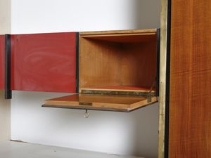 GRASSI LILIANA (1923 - 1985) : Mobile ad incasso su disegno a due campate con ripiano a giorno, stipi, guardaroba, esecuzione Serafino Arrighi, Cant  - Asta Asta 516 | DESIGN E ARTI DECORATIVE DEL NOVECENTO Online - Associazione Nazionale - Case d'Asta italiane
