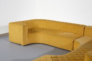 GIOVANNETTI : Divano componibile ispirato agli anni Settanta, seguendo la corrente innovativa dell'epoca. mod. Lara composto da due elementi  - Asta Asta 516 | DESIGN E ARTI DECORATIVE DEL NOVECENTO Online - Associazione Nazionale - Case d'Asta italiane