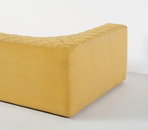 GIOVANNETTI : Divano componibile ispirato agli anni Settanta, seguendo la corrente innovativa dell'epoca. mod. Lara composto da due elementi  - Asta Asta 516 | DESIGN E ARTI DECORATIVE DEL NOVECENTO Online - Associazione Nazionale - Case d'Asta italiane