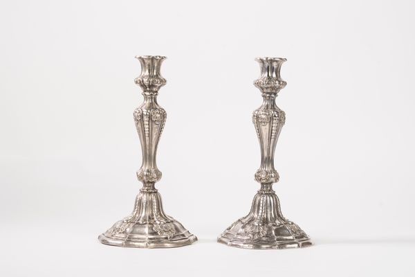 Coppia di candelieri  - Asta Argenti Antichi e da Collezione - Associazione Nazionale - Case d'Asta italiane