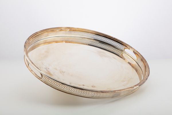 Grande vassoio  - Asta Argenti Antichi e da Collezione - Associazione Nazionale - Case d'Asta italiane