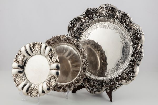 Grande vassoio e due piatti  - Asta Argenti Antichi e da Collezione - Associazione Nazionale - Case d'Asta italiane