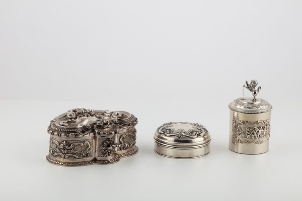 Gruppo di tre oggetti  - Asta Argenti Antichi e da Collezione - Associazione Nazionale - Case d'Asta italiane