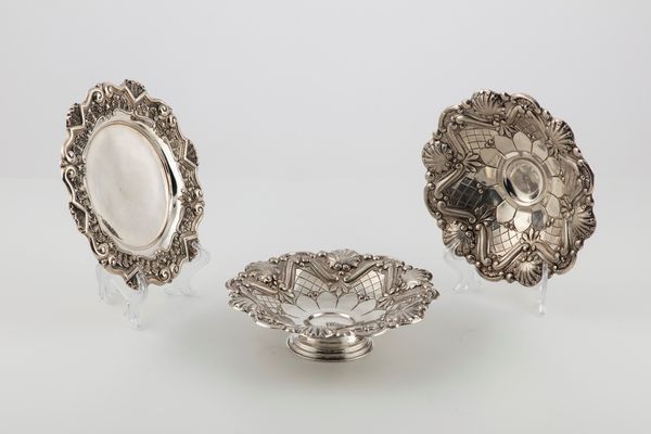 Coppia di alzate e piatto  - Asta Argenti Antichi e da Collezione - Associazione Nazionale - Case d'Asta italiane