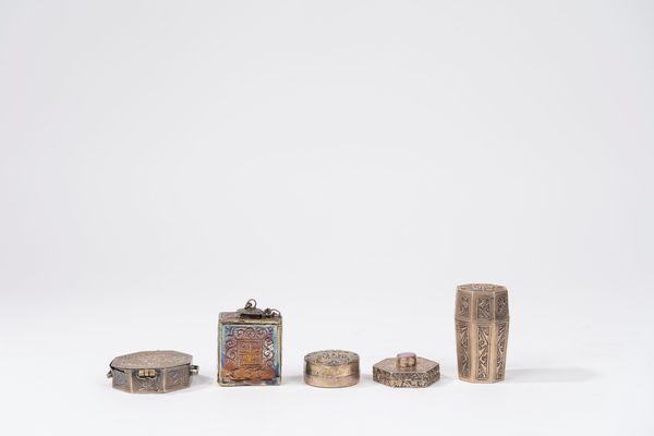 Gruppo di cinque oggetti orientali  - Asta Argenti Antichi e da Collezione - Associazione Nazionale - Case d'Asta italiane