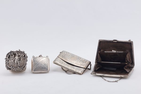 Gruppo di quattro oggetti  - Asta Argenti Antichi e da Collezione - Associazione Nazionale - Case d'Asta italiane