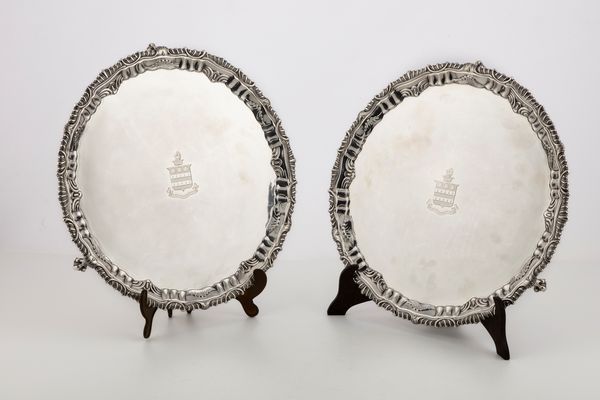 Coppia di salver  - Asta Argenti Antichi e da Collezione - Associazione Nazionale - Case d'Asta italiane