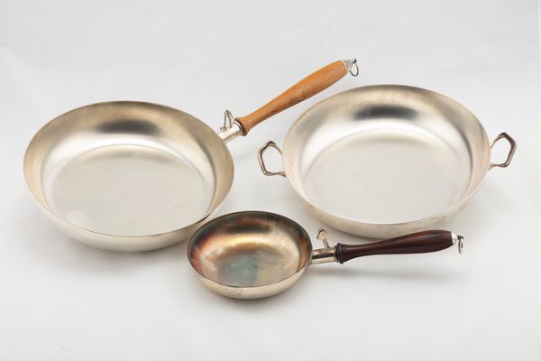ARGENTERIA DABBENE : Due padelle e un tegame da cucina  - Asta Argenti Antichi e da Collezione - Associazione Nazionale - Case d'Asta italiane