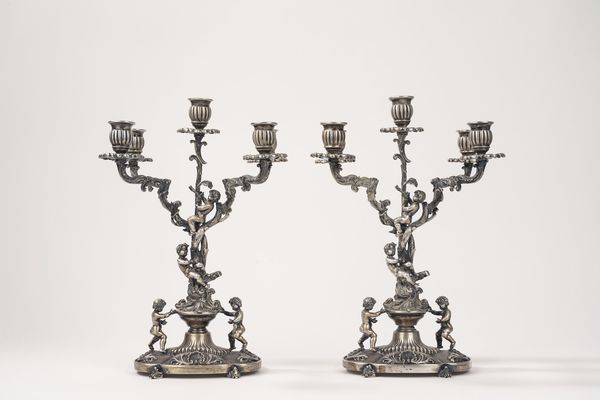 Coppia di candelabri con putti  - Asta Argenti Antichi e da Collezione - Associazione Nazionale - Case d'Asta italiane