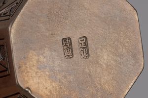 Gruppo di cinque oggetti orientali  - Asta Argenti Antichi e da Collezione - Associazione Nazionale - Case d'Asta italiane