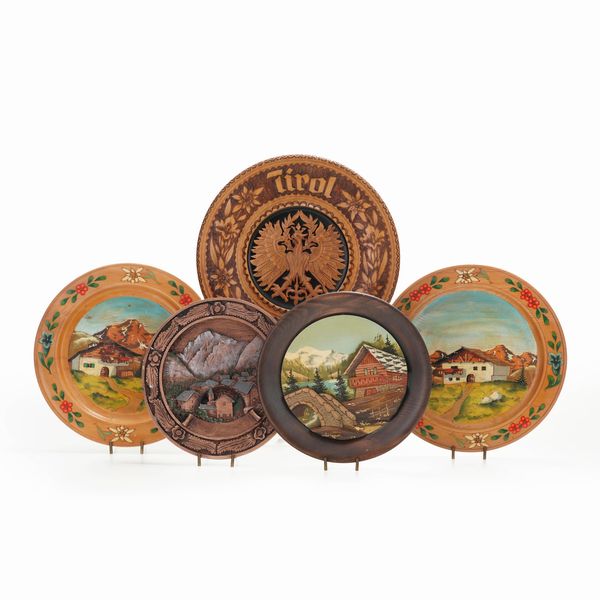 Gruppo di piatti decorativi, zona alpina  - Asta Antiquariato - Associazione Nazionale - Case d'Asta italiane