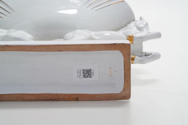 Centrotavola in porcellana con cavalli  - Asta Antiquariato - Associazione Nazionale - Case d'Asta italiane