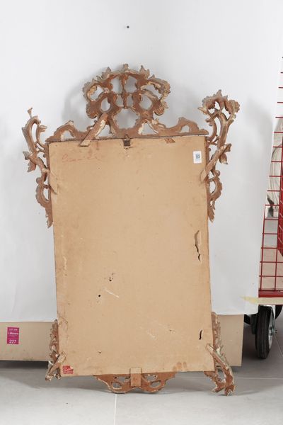 Specchiera in legno intagliato, laccato e dorato  - Asta Antiquariato - Associazione Nazionale - Case d'Asta italiane