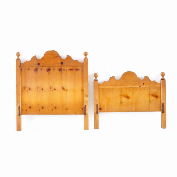 Testiera e pediera di letto singolo in legno, XX secolo  - Asta Antiquariato - Associazione Nazionale - Case d'Asta italiane