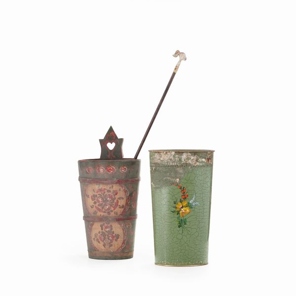 Due porta ombrelli in metallo e legno dipinti e bastone da passeggio con presa in osso scolpito a testa femminile  - Asta Antiquariato - Associazione Nazionale - Case d'Asta italiane