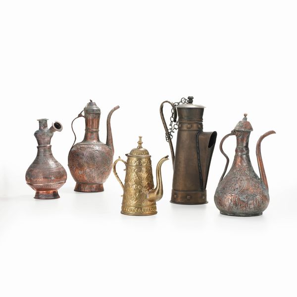 Cinque versatoi e teiere differenti in vari materiali decorati a sbalzo  - Asta Antiquariato - Associazione Nazionale - Case d'Asta italiane