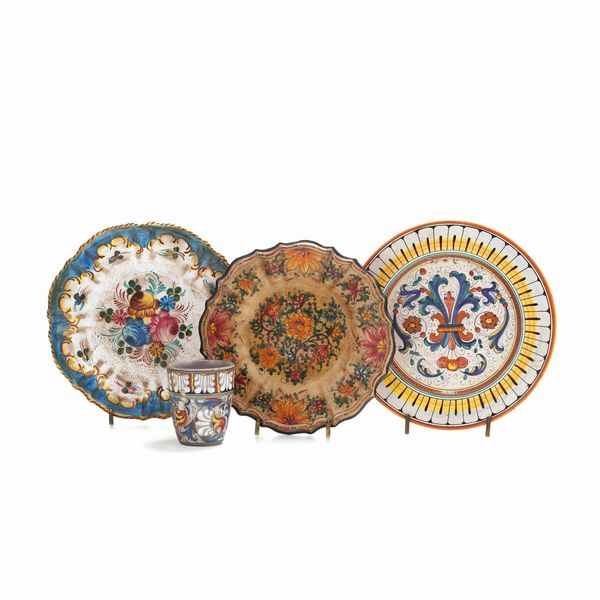Due piatti, unalzatina e un bicchiere. Italia centrale, XX secolo  - Asta Antiquariato - Associazione Nazionale - Case d'Asta italiane