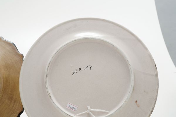 Due piatti, unalzatina e un bicchiere. Italia centrale, XX secolo  - Asta Antiquariato - Associazione Nazionale - Case d'Asta italiane