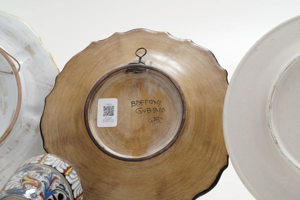 Due piatti, unalzatina e un bicchiere. Italia centrale, XX secolo  - Asta Antiquariato - Associazione Nazionale - Case d'Asta italiane