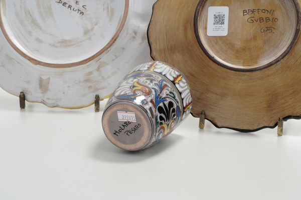 Due piatti, unalzatina e un bicchiere. Italia centrale, XX secolo  - Asta Antiquariato - Associazione Nazionale - Case d'Asta italiane