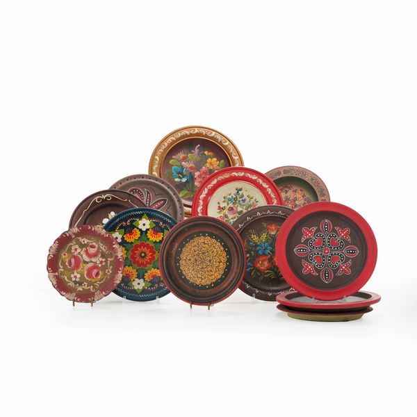 Dieci piatti diversi in legno  - Asta Antiquariato - Associazione Nazionale - Case d'Asta italiane