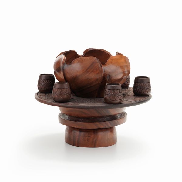 Centrotavola girevole in legno intagliato con porta ceri  - Asta Antiquariato - Associazione Nazionale - Case d'Asta italiane