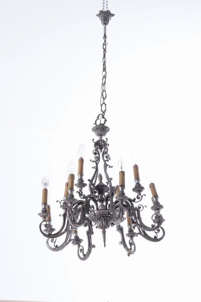 Lampadario a 12 luci in metallo e lampadario dorato a 8 luci  - Asta Antiquariato - Associazione Nazionale - Case d'Asta italiane