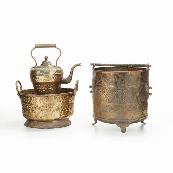 Secchio da brace e teiera in ottone  - Asta Antiquariato - Associazione Nazionale - Case d'Asta italiane