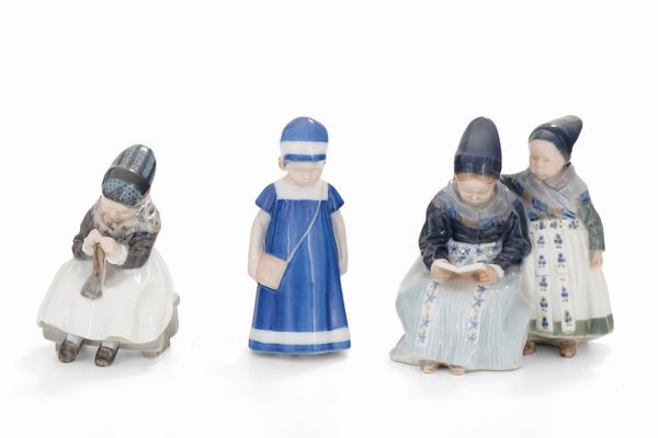 Tre figurine.<BR>Danimarca, Manifattura Royal Copenhagen e Bing & Grondahl, seconda met del XX secolo.  - Asta Antiquariato - Associazione Nazionale - Case d'Asta italiane
