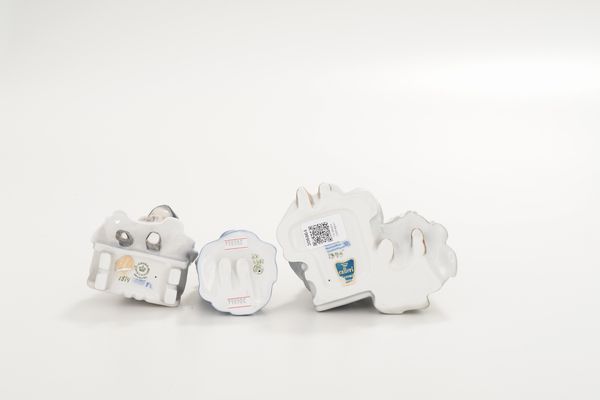 Tre figurine.<BR>Danimarca, Manifattura Royal Copenhagen e Bing & Grondahl, seconda met del XX secolo.  - Asta Antiquariato - Associazione Nazionale - Case d'Asta italiane