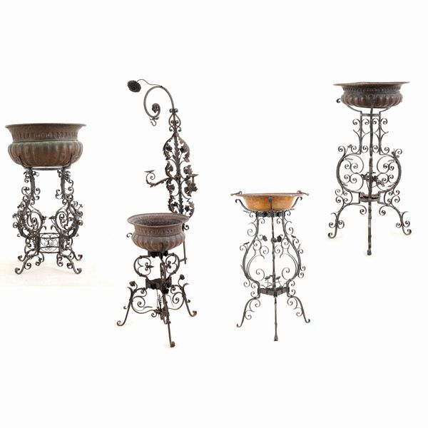 Quattro trespoli in ferro battuto con bacile in rame  - Asta Antiquariato - Associazione Nazionale - Case d'Asta italiane