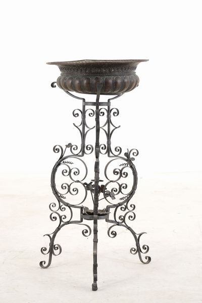 Quattro trespoli in ferro battuto con bacile in rame  - Asta Antiquariato - Associazione Nazionale - Case d'Asta italiane