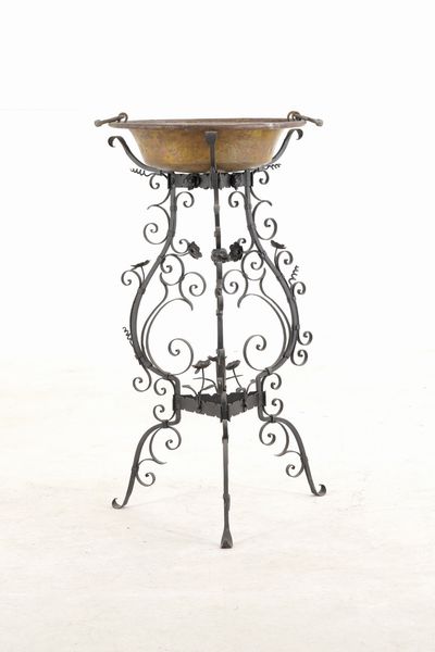 Quattro trespoli in ferro battuto con bacile in rame  - Asta Antiquariato - Associazione Nazionale - Case d'Asta italiane
