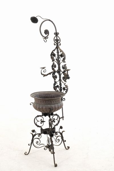 Quattro trespoli in ferro battuto con bacile in rame  - Asta Antiquariato - Associazione Nazionale - Case d'Asta italiane