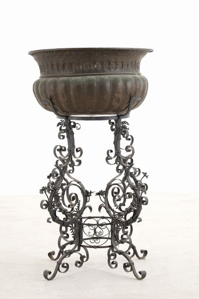 Quattro trespoli in ferro battuto con bacile in rame  - Asta Antiquariato - Associazione Nazionale - Case d'Asta italiane