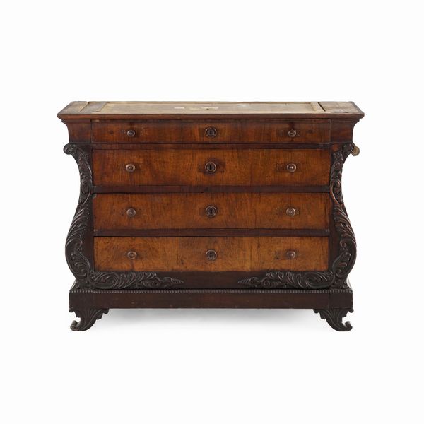 Cassettone lastronato e intagliato. Fine del XIX secolo  - Asta Antiquariato - Associazione Nazionale - Case d'Asta italiane