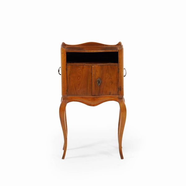Comodino in noce a due ante  - Asta Antiquariato - Associazione Nazionale - Case d'Asta italiane