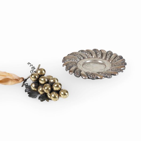 Una piccola ciotola e un grappolo d'uva decorativo in metallo  - Asta Antiquariato - Associazione Nazionale - Case d'Asta italiane