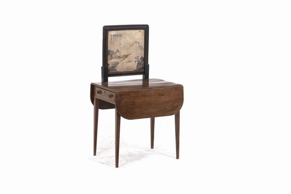 Tavolino ad alette con piccolo paravento. XIX secolo  - Asta Antiquariato - Associazione Nazionale - Case d'Asta italiane