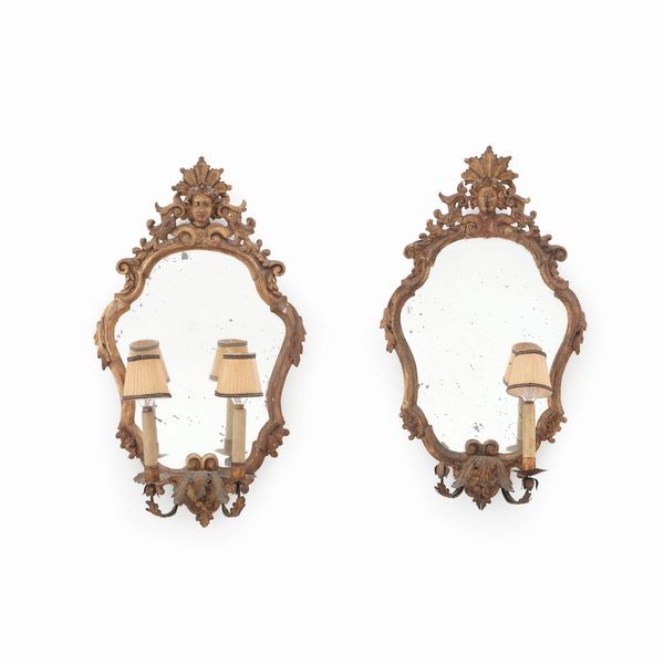 Coppia di ventoline in legno intagliato e dorato. Una antica e una in stile  - Asta Antiquariato - Associazione Nazionale - Case d'Asta italiane